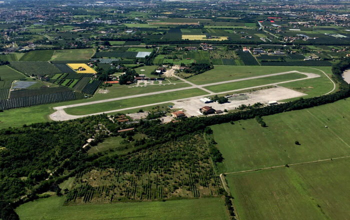 Vista dall'alto della pista dell'aeroporto di Boscomantico